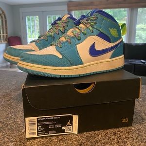 Girls Nike Air Jordan 1 MID SE (size 5 youth)